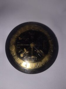 Posatazas Artesanal Brújula Vikinga Vegvísir en Resina Negro y Dorado